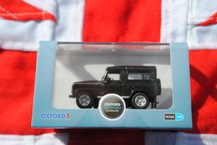 76LRDF006 Land Rover Defender 90 Station Wagon Santorini Black